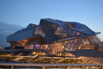 Le musée de confluence au couché de soleil